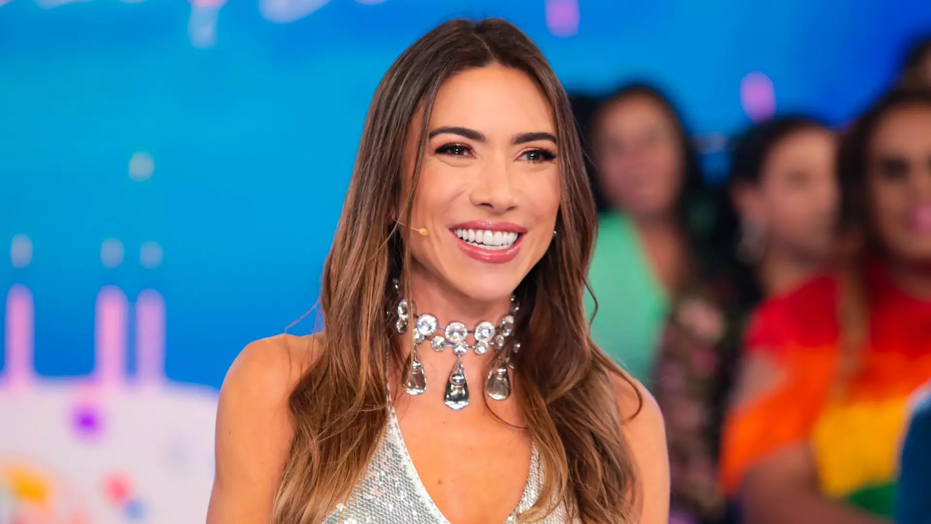 Patrícia Abravanel apresentando o programa dominical da SBT