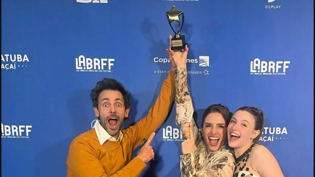 Bia Brumatti comemora prêmio de Eu Tenho Uma Voz no LABRFF 2024, em Los Angeles