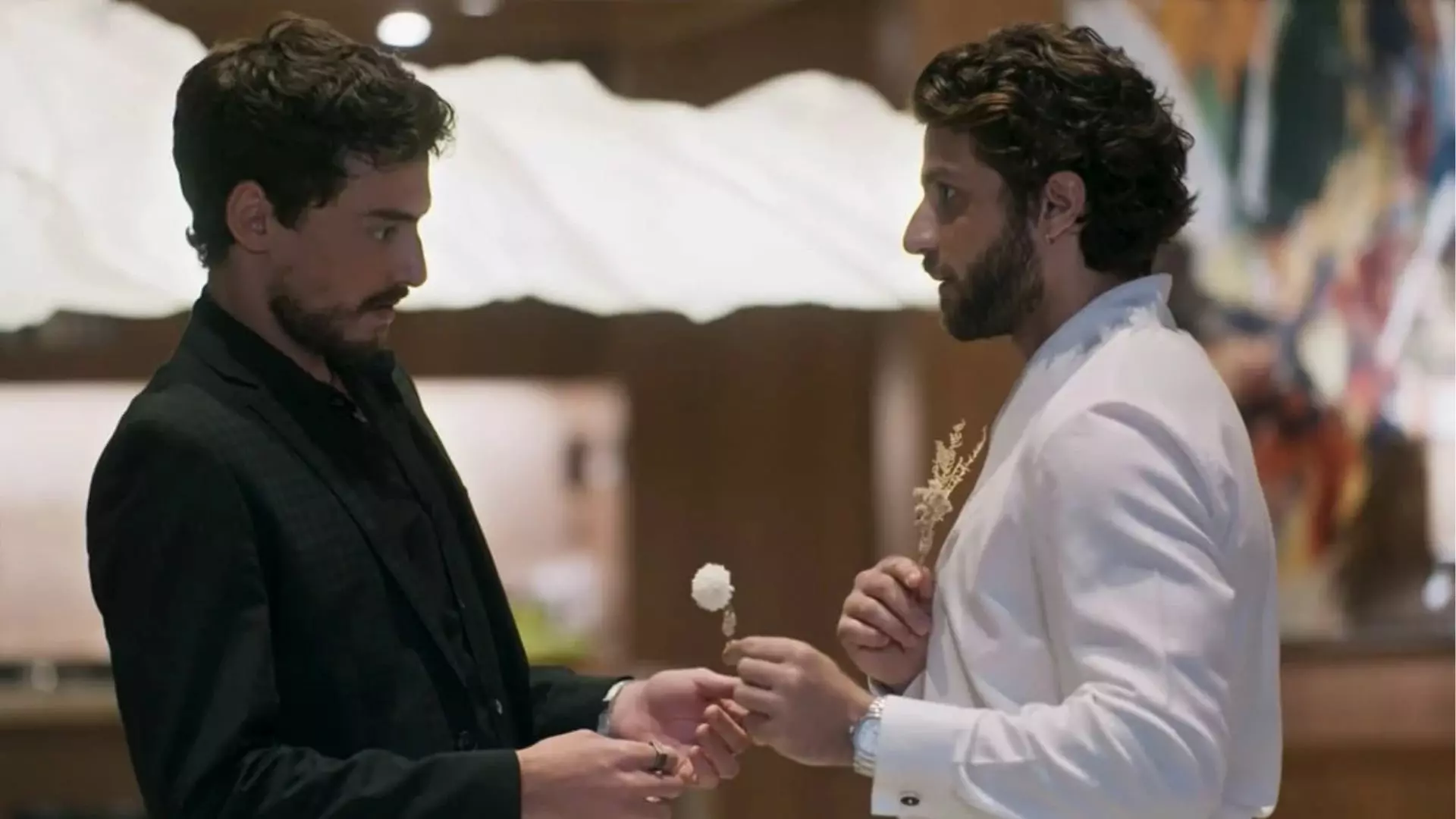 Iberê (Jaffar Bambirra) e Mavi (Chay Suede) em Mania de Você