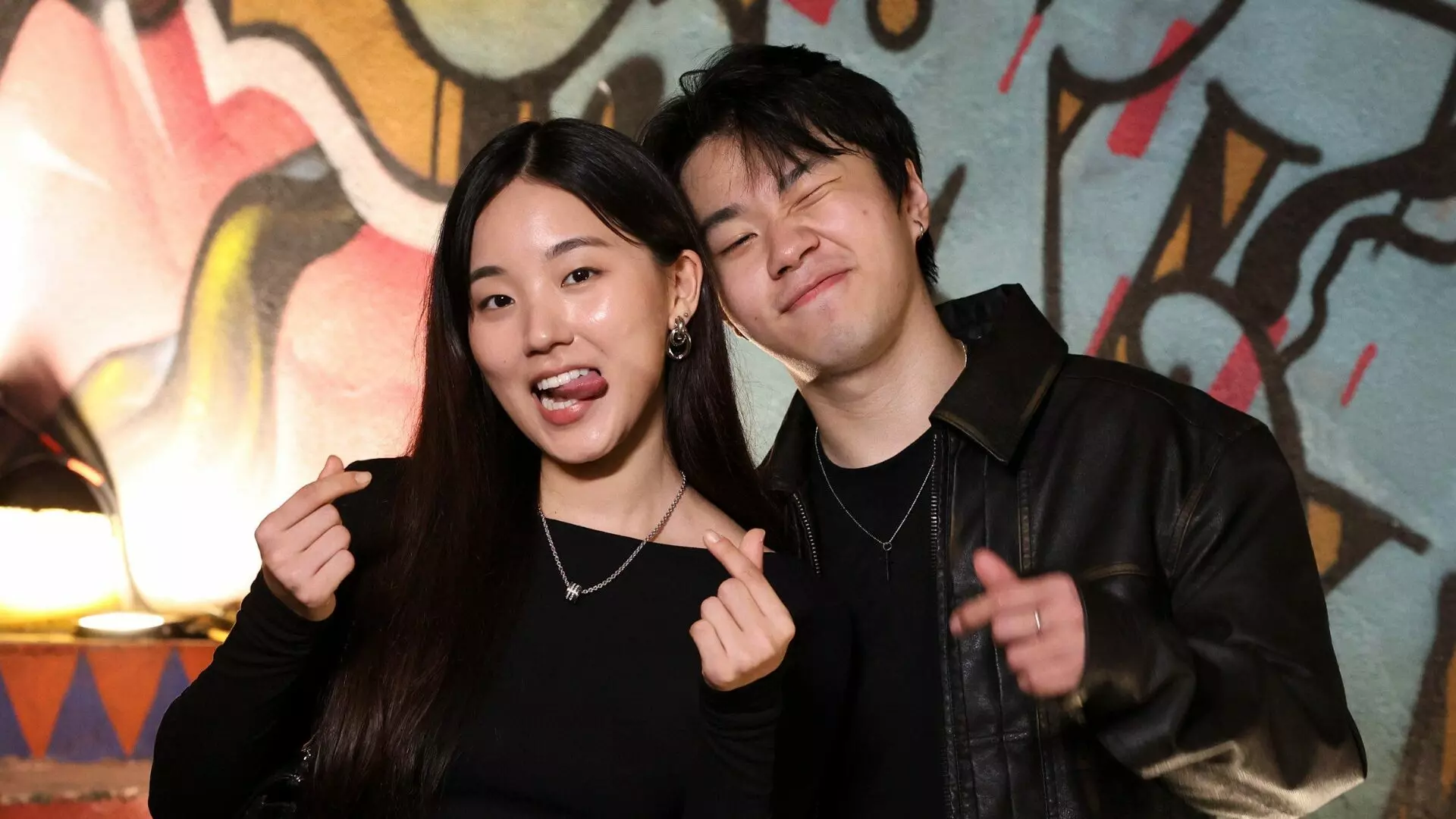 Jin (Allan Jeon) e Hana (Sharon Cho)
