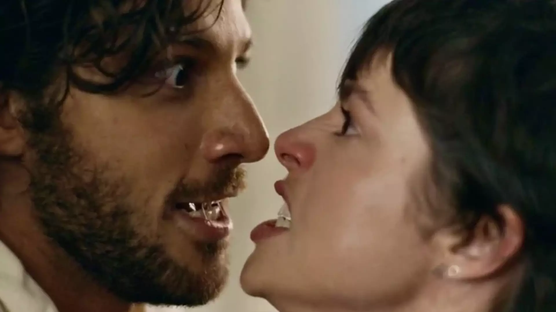 Mavi (Chay Suede) e Luma (Agatha Moreira) de Mania de Você