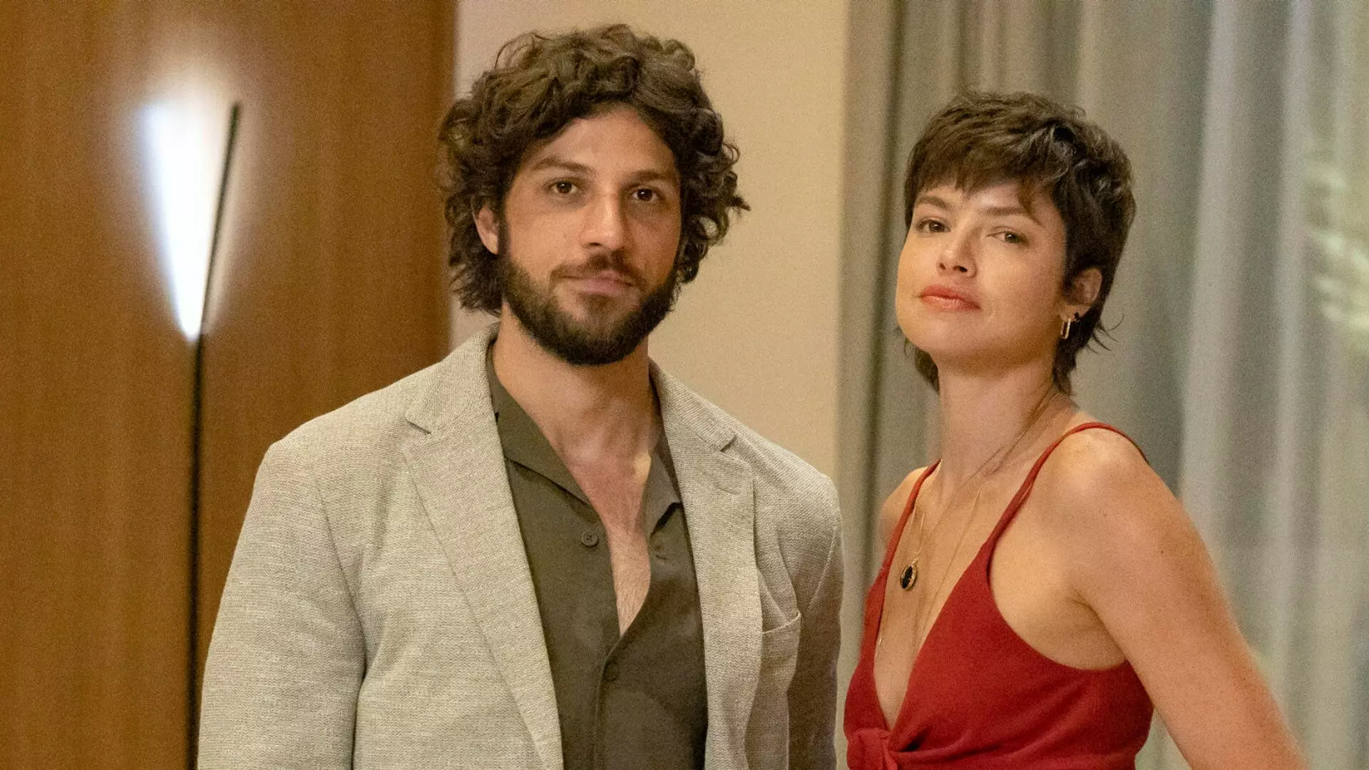 Mavi (Chay Suede) e Luma (Agatha Moreira) em Mania de Você