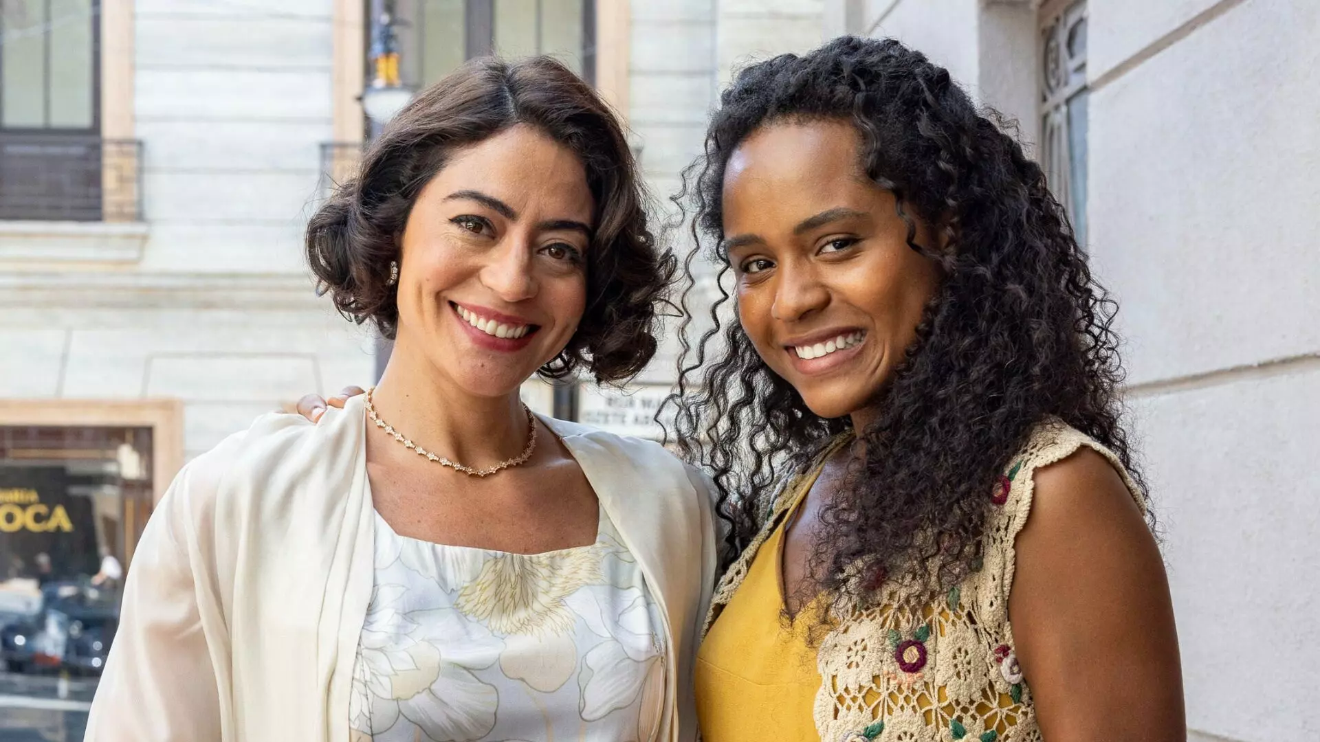 Beatriz (Duda Santos) e Clarice (Carol Castro)