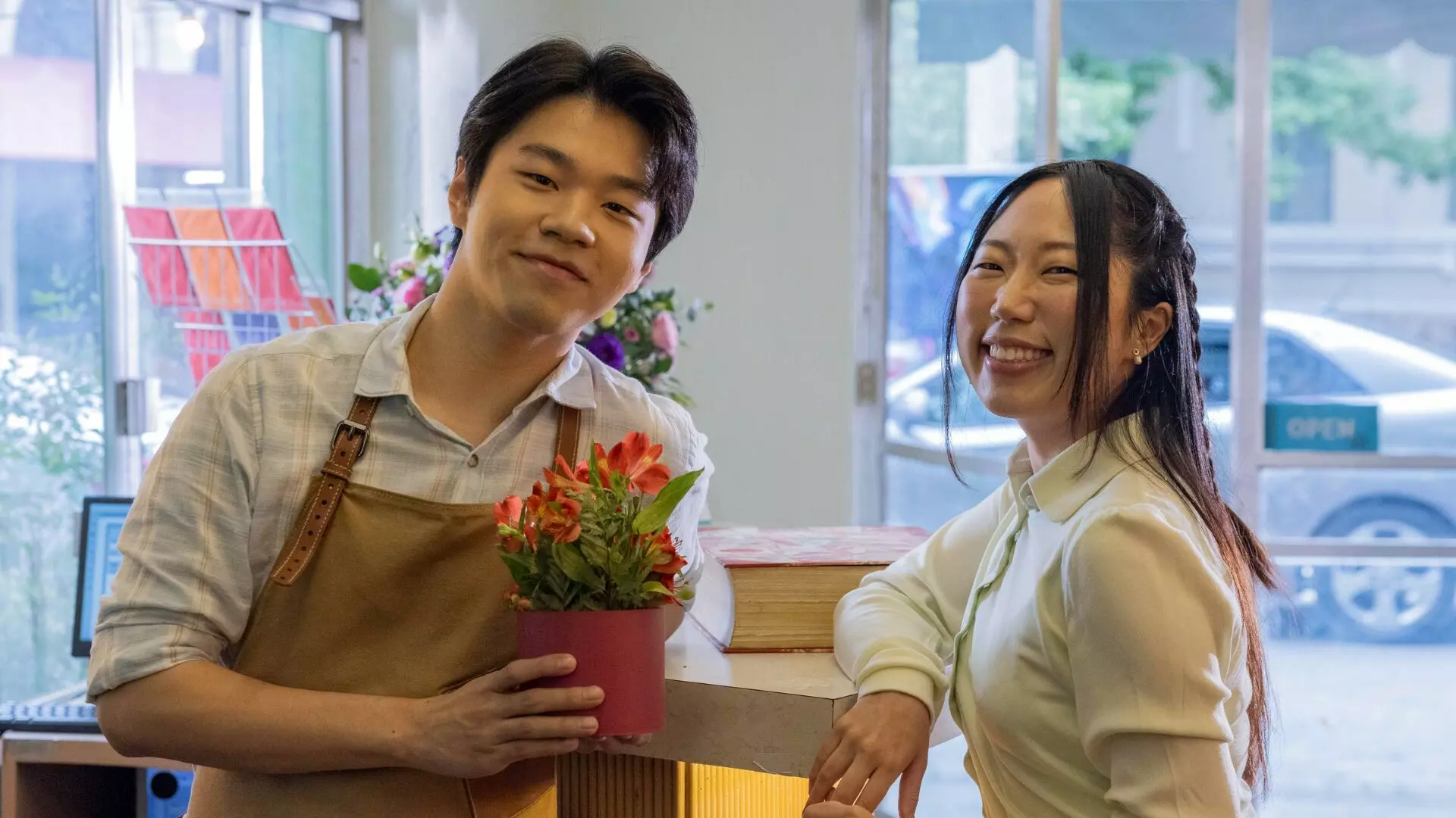Jin (Allan Jeon) e Min-Ji (Gabi Yoon)