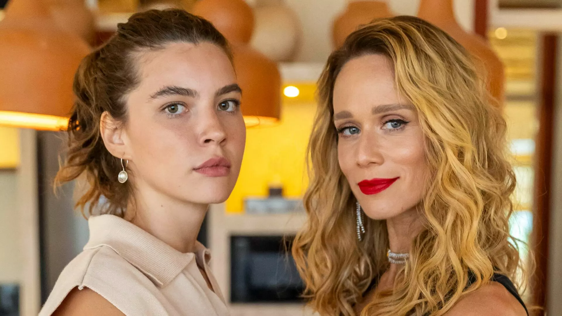 Michele (Alanis Guillen) e Isis (Mariana Ximenes) em Mania de Você