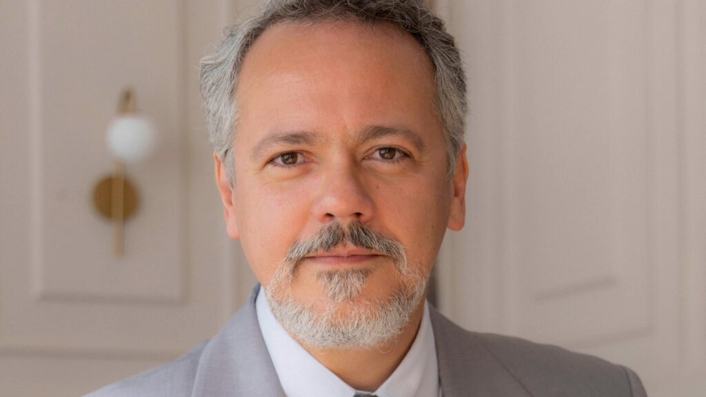 Danton Mello é Raimundo em Garota do Momento