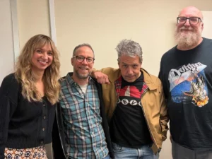 Elenco de nova série se reúne em foto dos bastidores