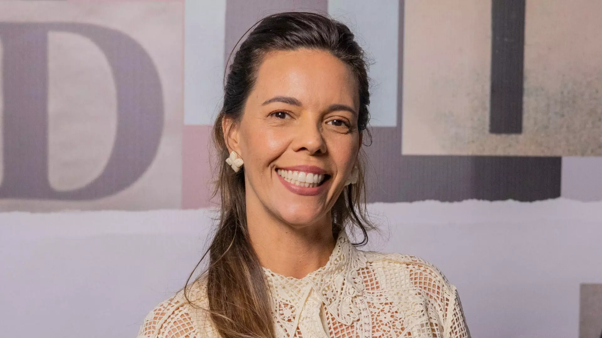 Flávia Reis é Jacira em Garota do Momento
