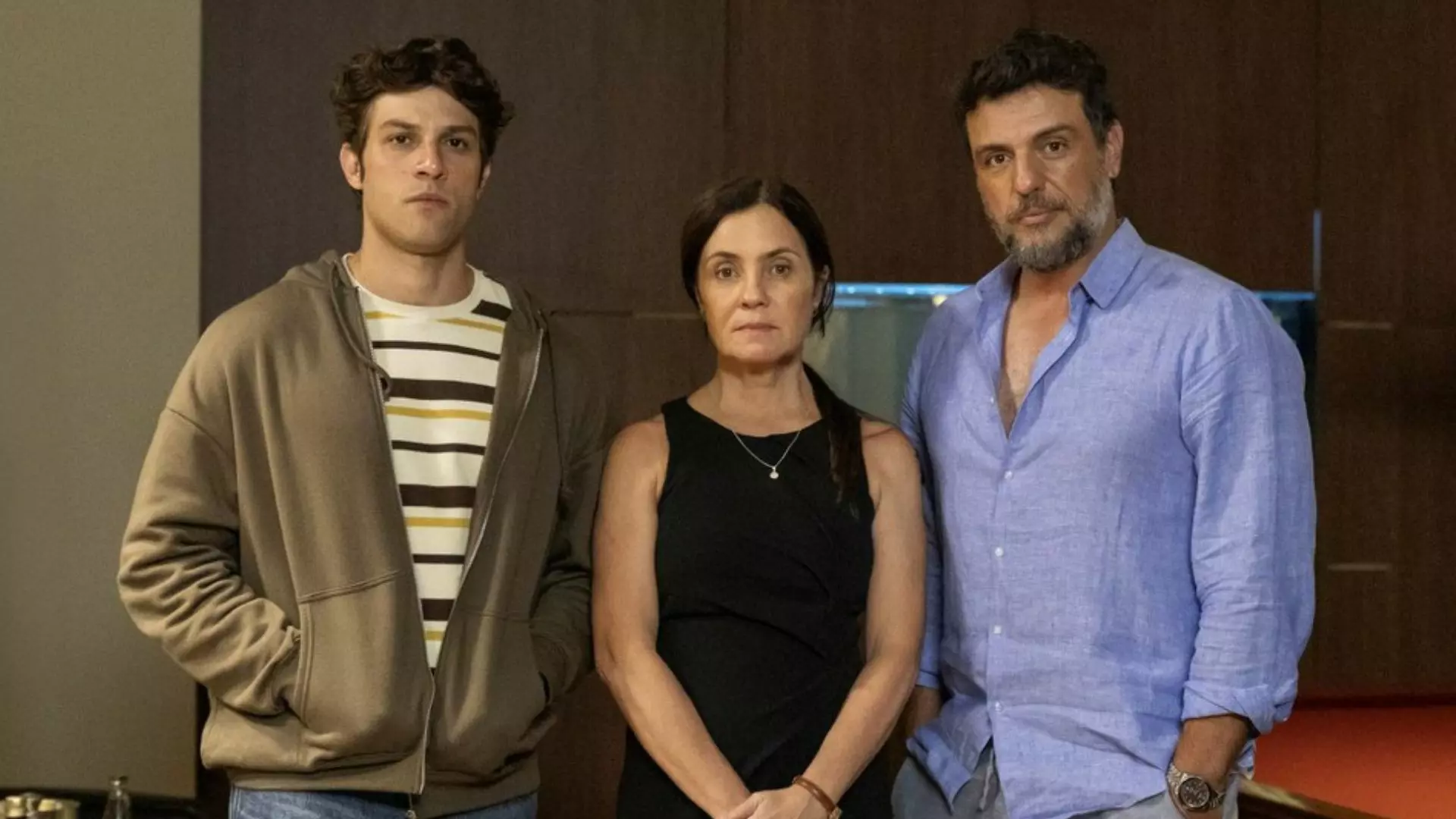 Mavi (Chay Suede), Mércia (Adriana Esteves) e Molina (Rodrigo Lombardi) em Mania de Você