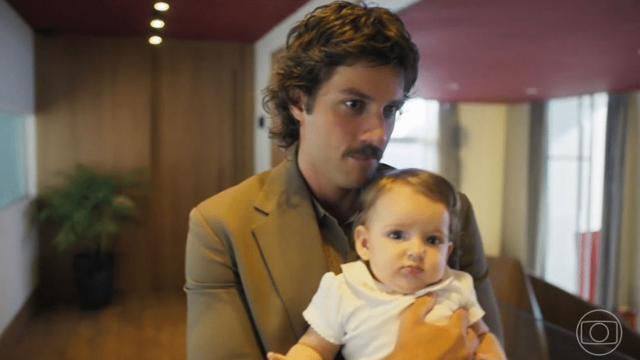Mavi (Chay Suede) em Mania de Você com a bebê