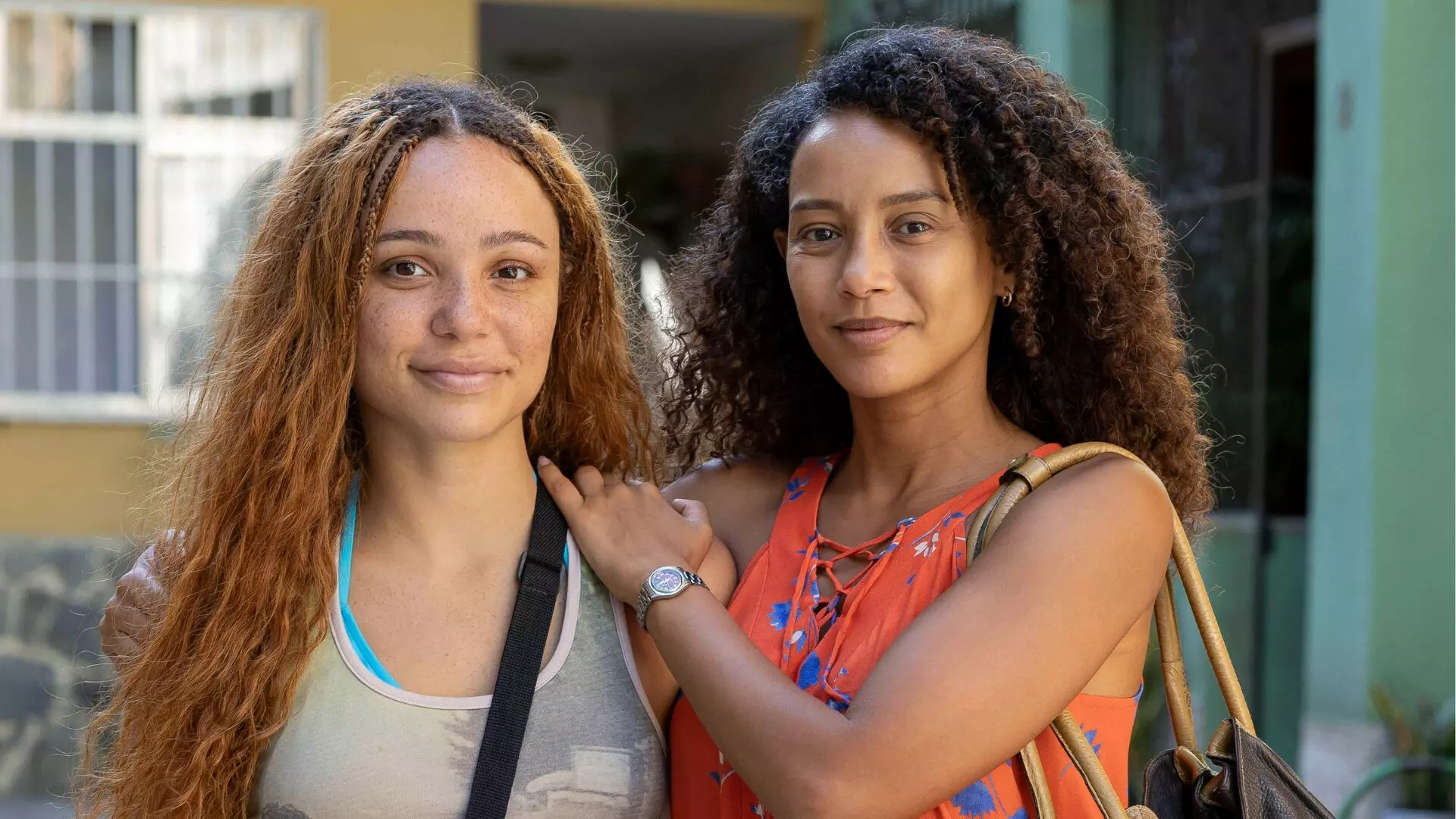Raquel (Taís Araujo) e Gilda (Letícia Vieira)