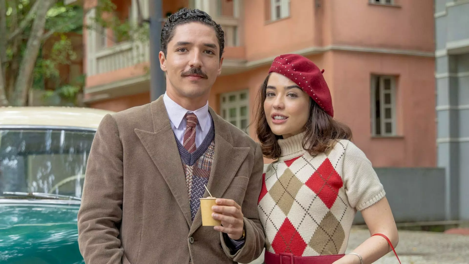 Ronaldo (Joao Vitor Silva) e Flora (Bella Piero)