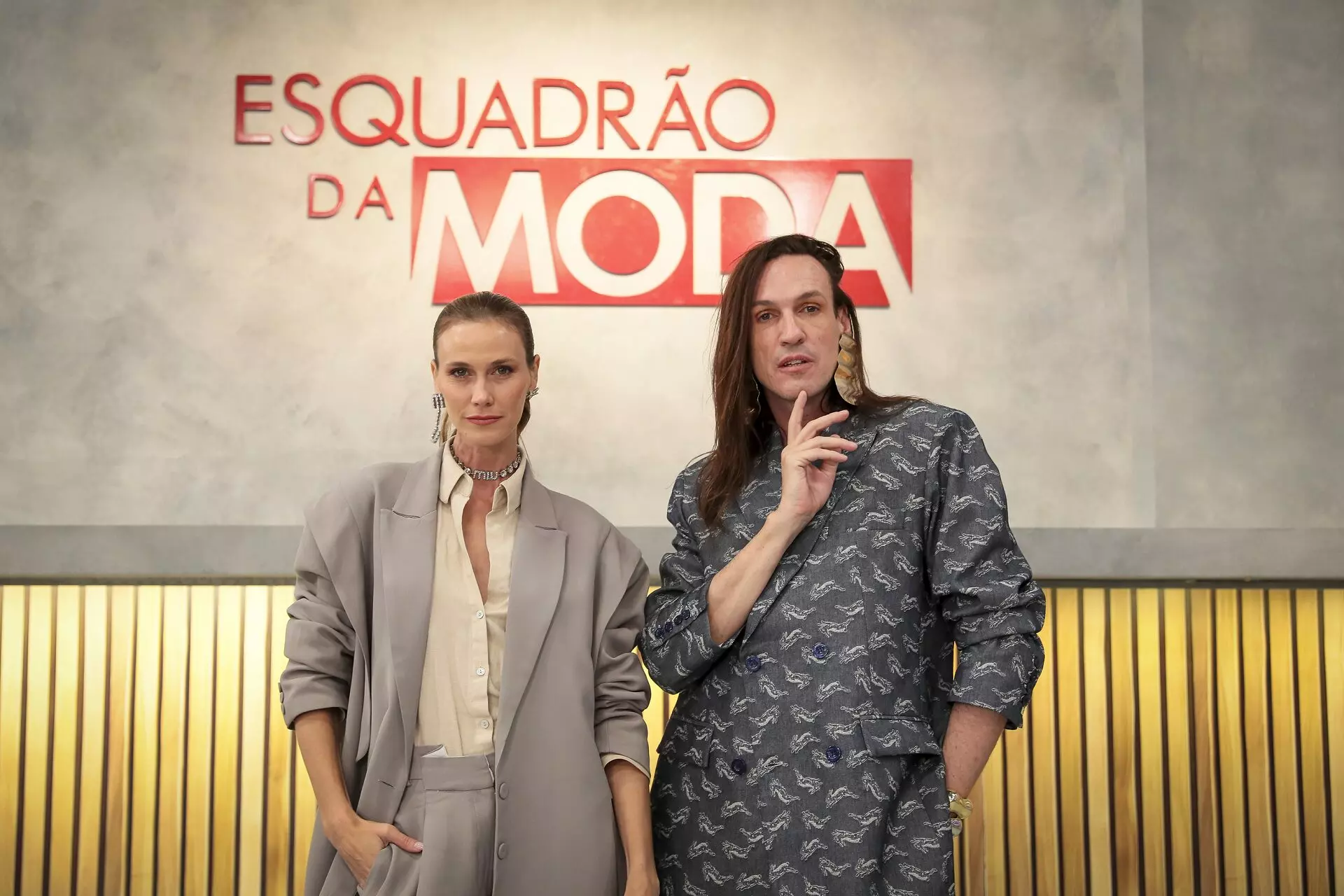 Renata Kuerten e Dudu Bertholini, apresentadores da temporada 2025 do Esquadrão da Moda