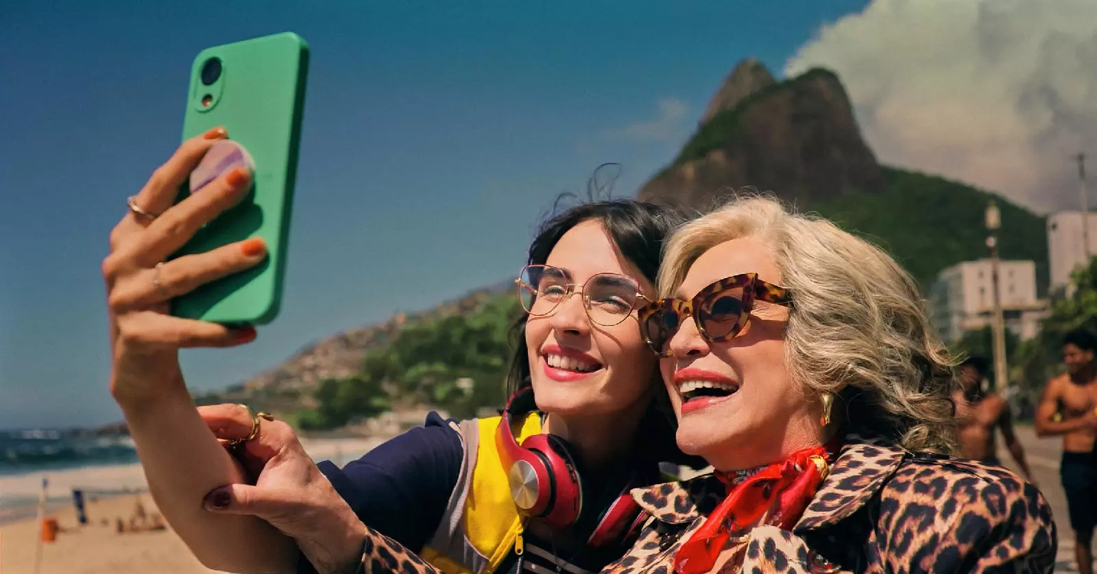 Laura (Valentina Herszage) e Tereza (Susana Vieira) em Coisa de Novela