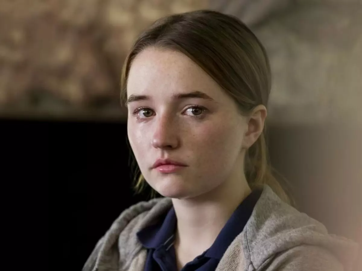 Kaitlyn Dever em cena da série Inacreditável