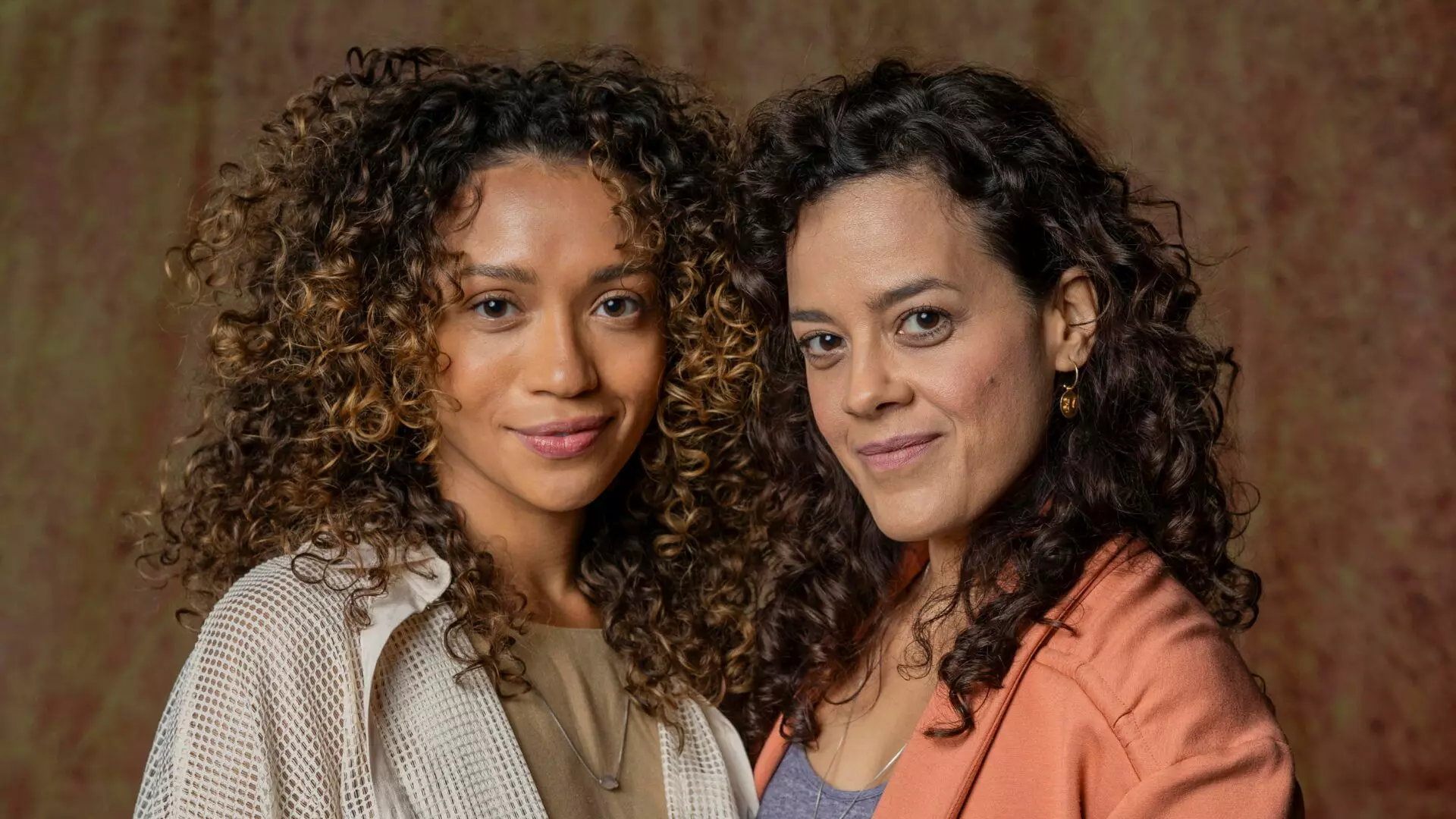 Laís (Lorena Lima) e Cecília (Maeve Jinkings)