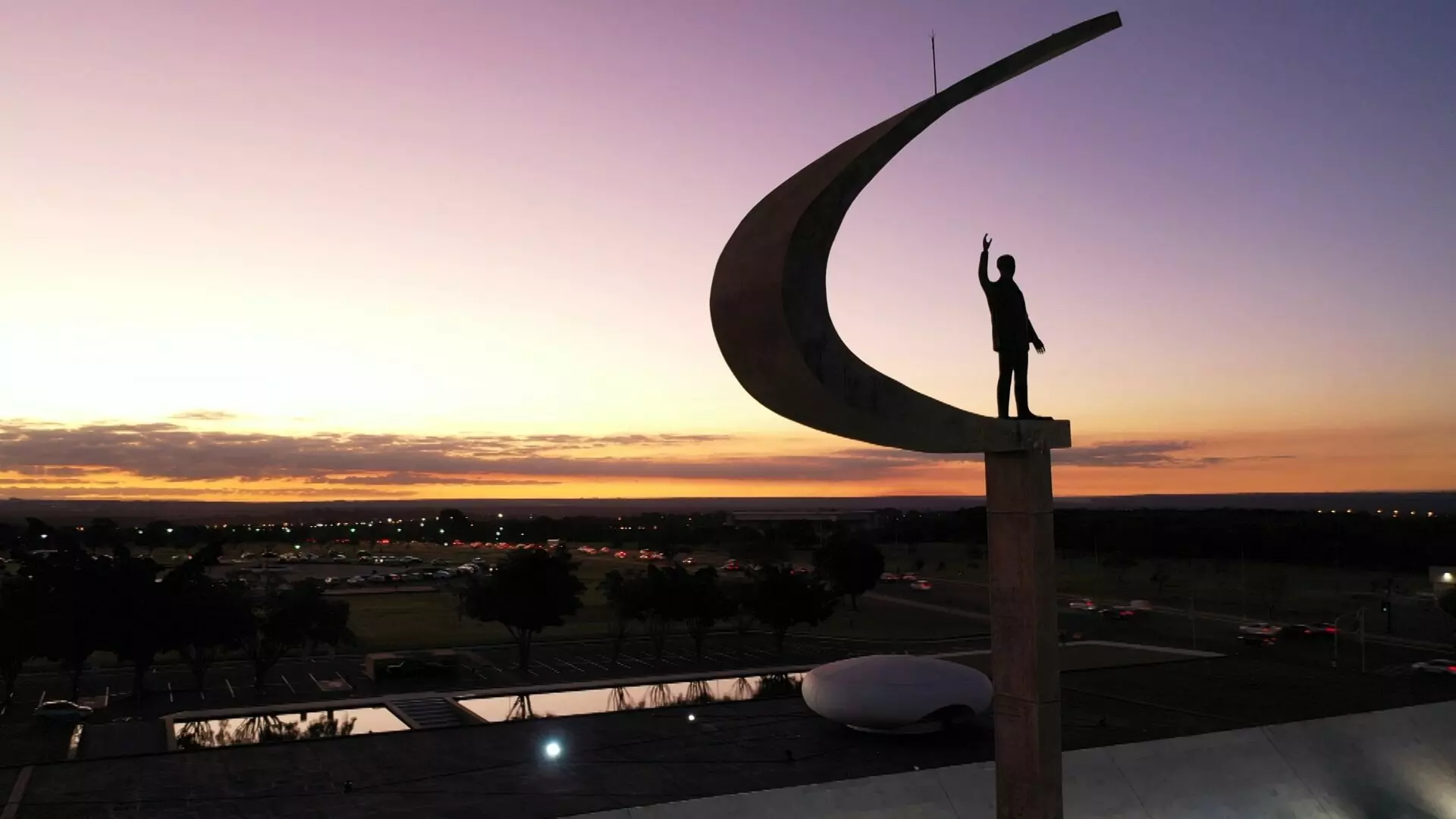 Monumento em homenagem a Juscelino Kubitschek e o horizonte de Brasília