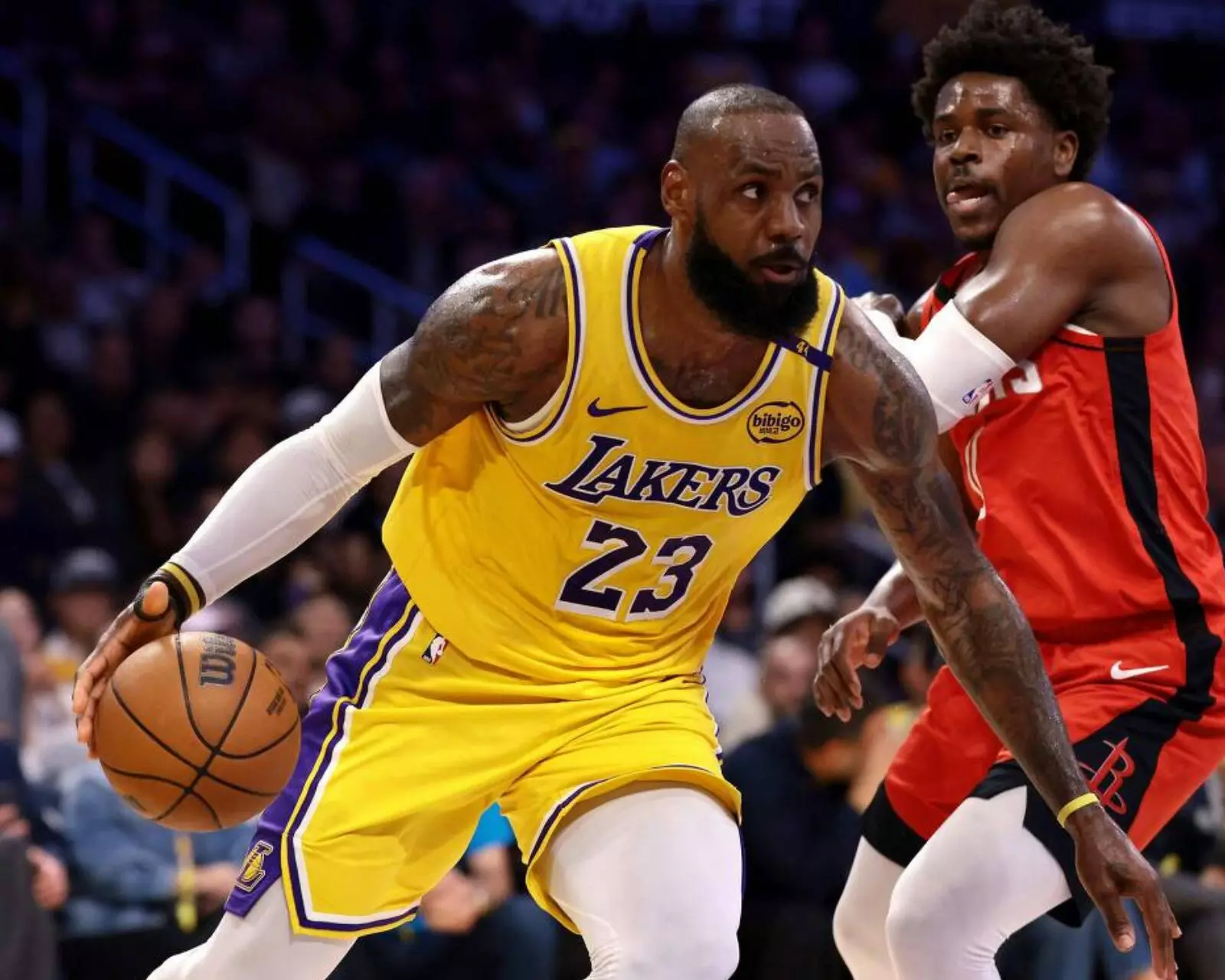 LeBron James (esq.) e Aaron Holiday (dir.) em jogo do Los Angeles