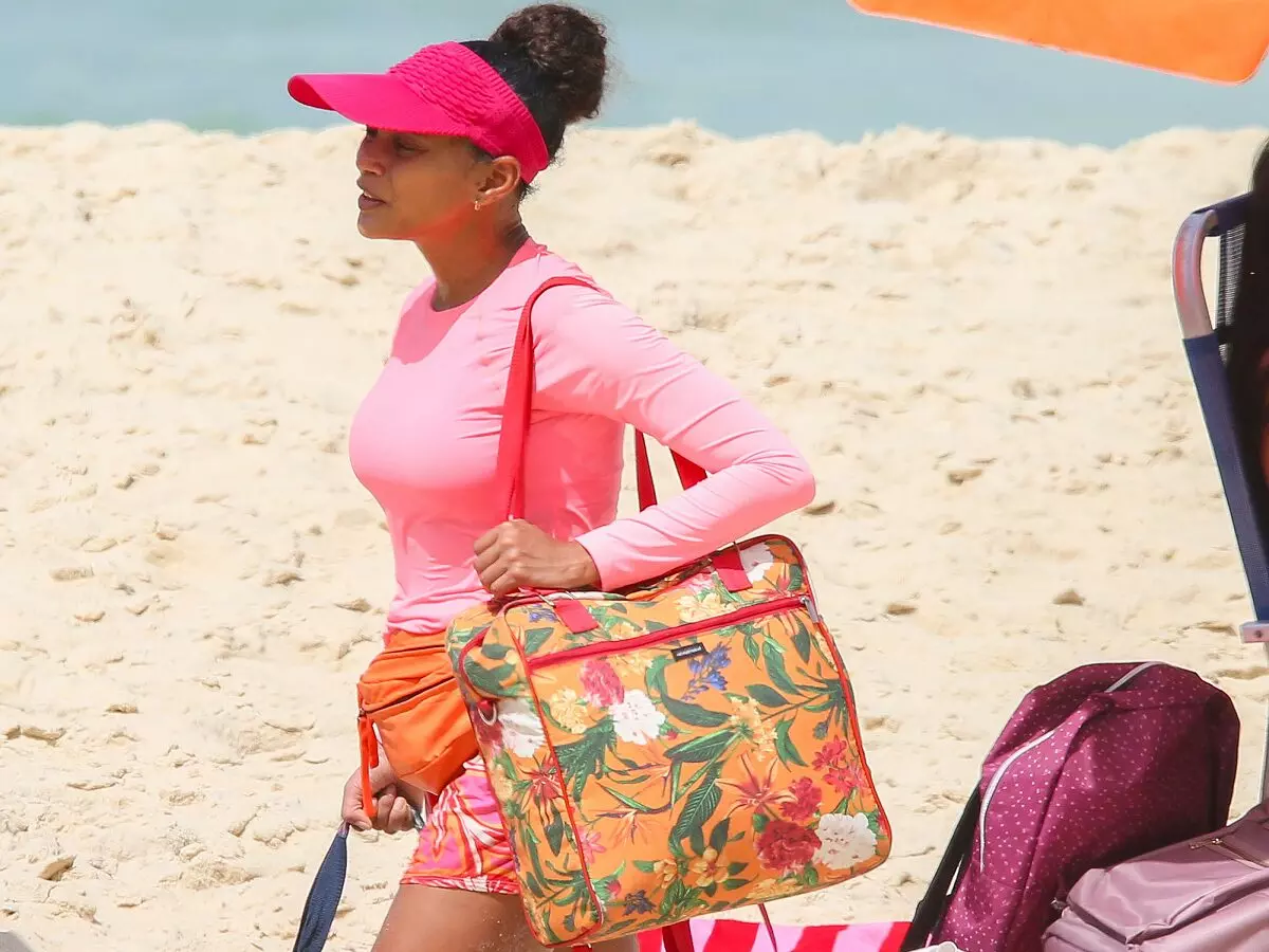 Raquel (Taís Araújo) vende sanduíche na praia no remake de Vale Tudo