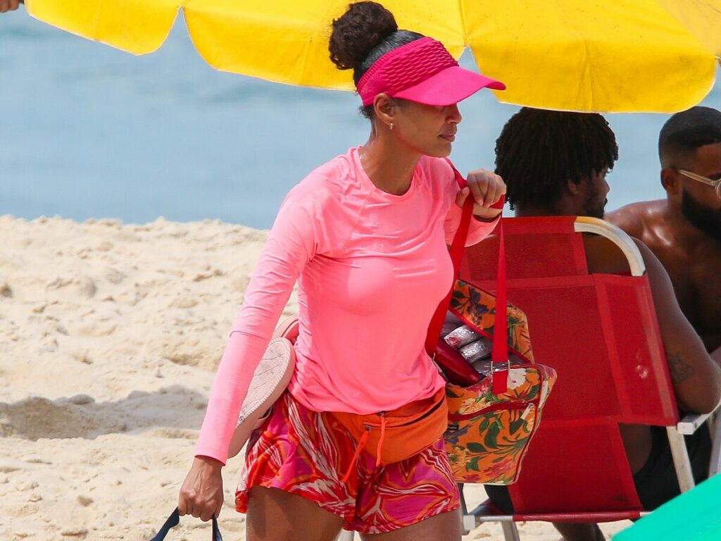 Raquel (Taís Araújo) vende sanduíche na praia no remake de Vale Tudo