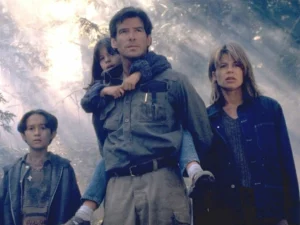 Clássico dos anos 1990 com Pierce Brosnan está disponível no Globoplay