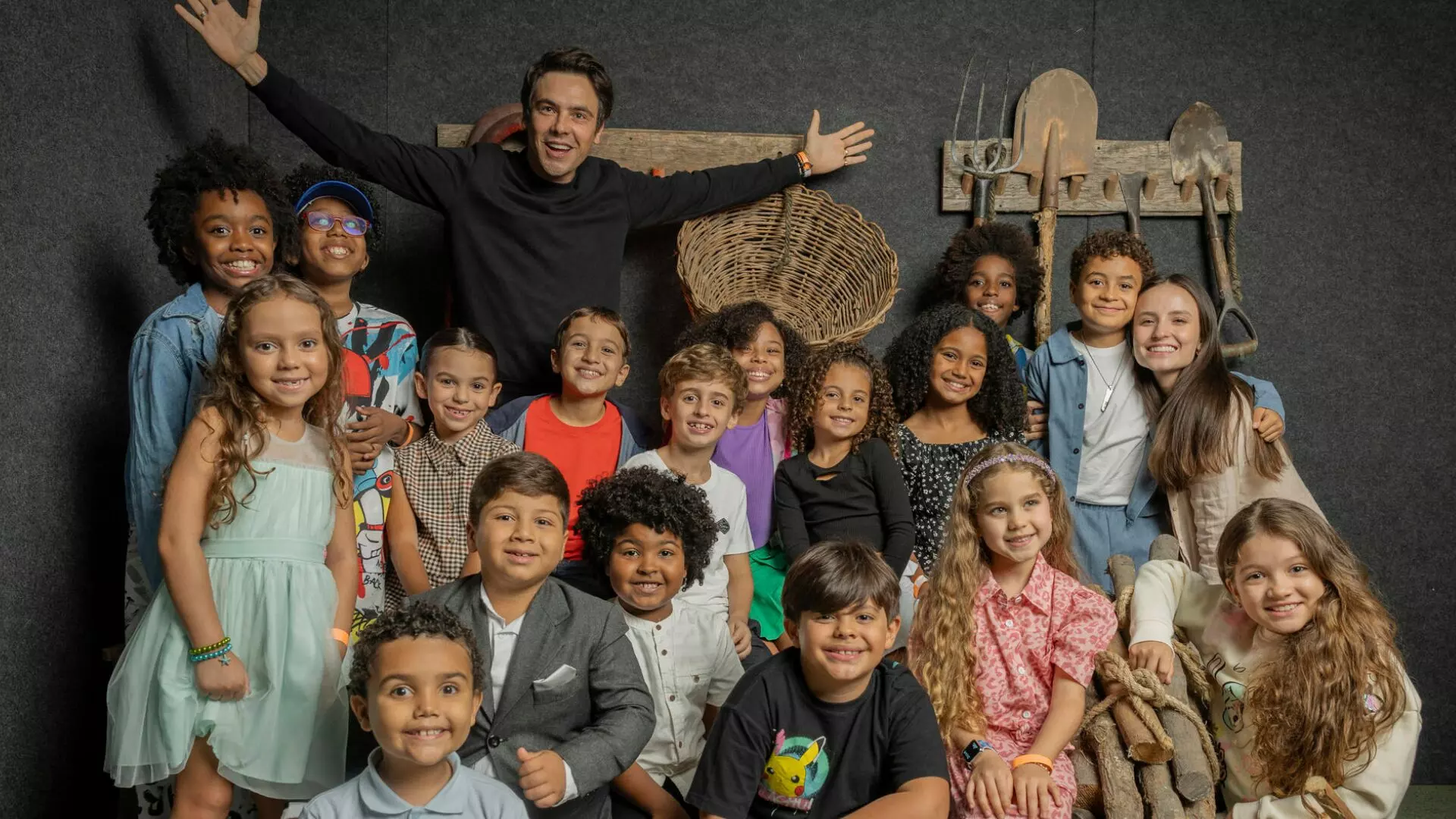 Elenco infantil de Eta Mundo Melhor ao lado de Sérgio Guizé