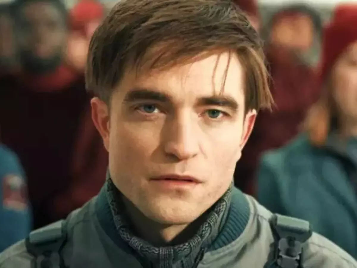 Filme com Robert Pattinson como um clone que sempre morre chegou no streaming