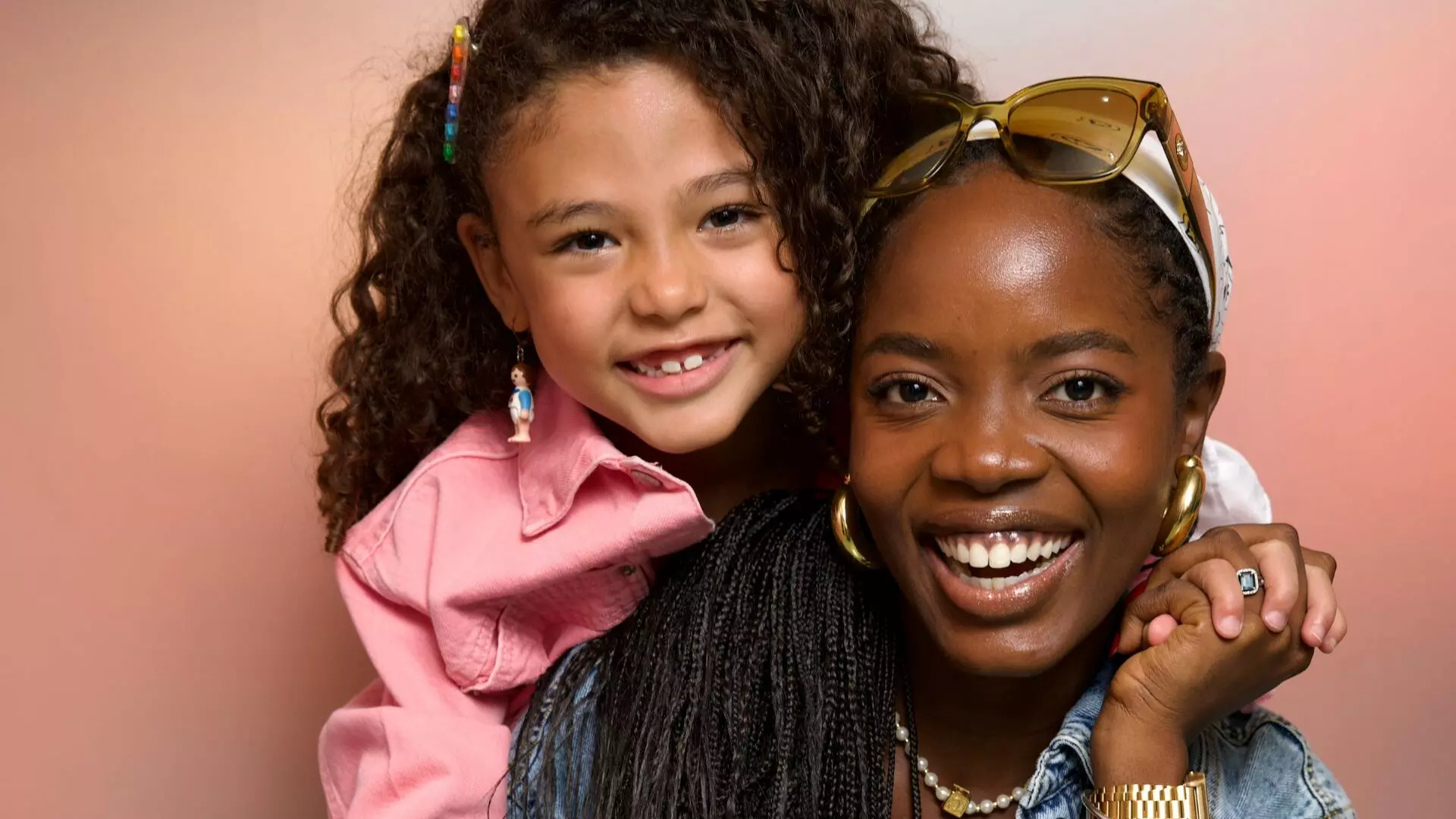 Leona (Clara Moneke) e Sofia (Elis Cabral) em Dona de Mim