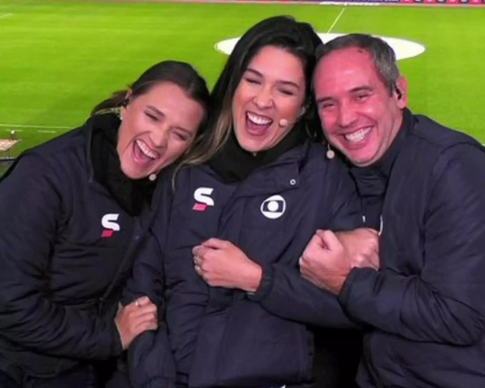 Ana Thais Matos e Caio Ribeiro abraçam Renata Silveira