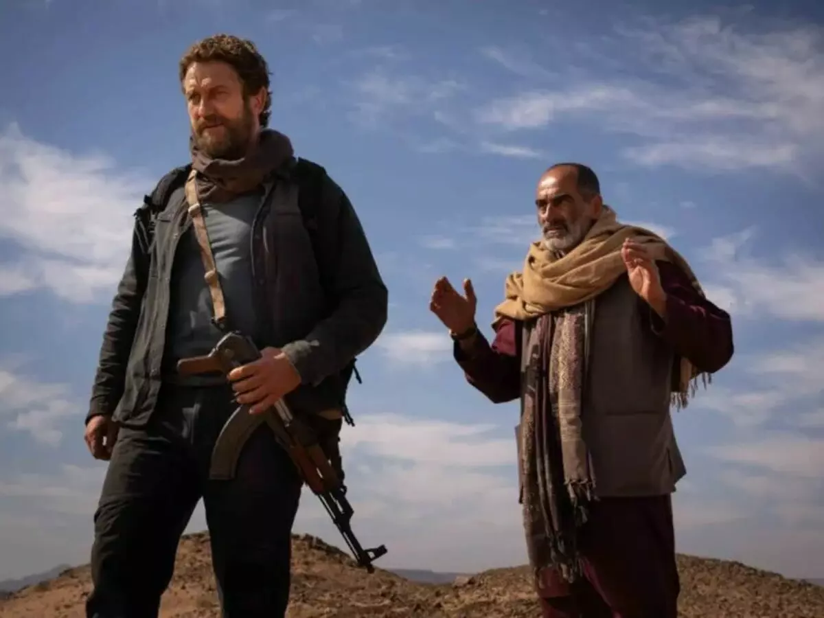 Filme com sobrevivência desenfreada no deserto e espionagem internacional