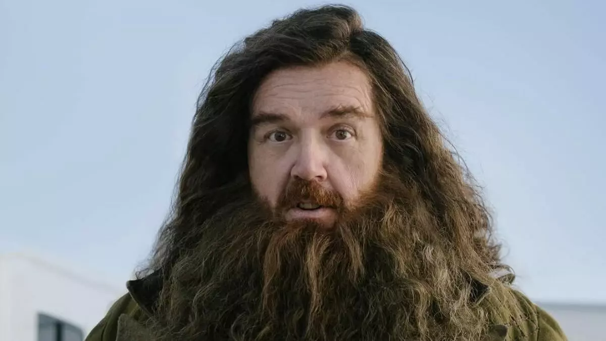 Nick Frost caracterizado como Rúbeo Hagrid
