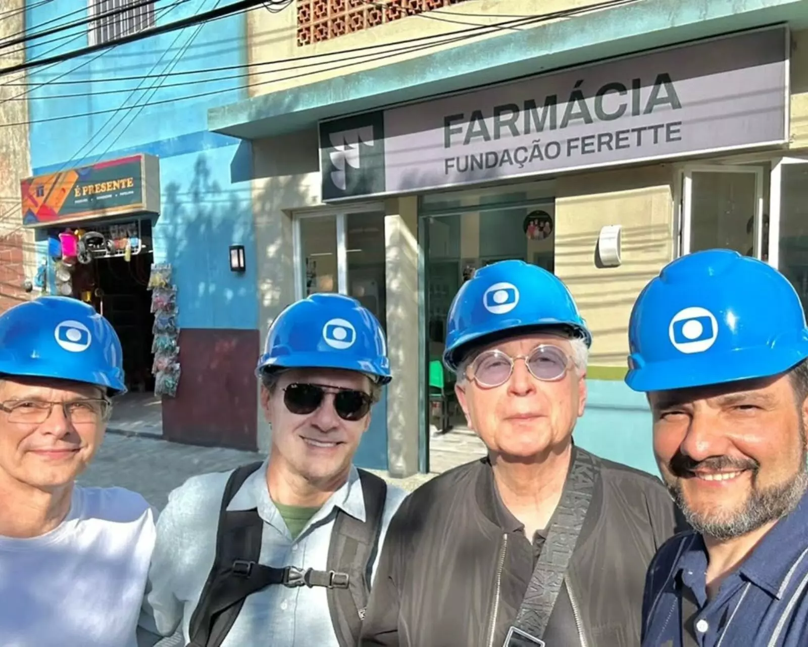 O diretor Luiz Henrique Rios, Virgílio Silva, Aguinaldo e Zé Dassilva em visita à cidade cenográfica