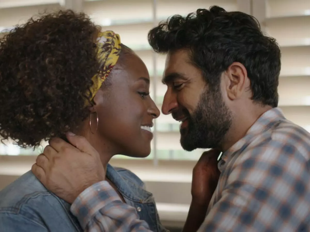 Comédia romântica da Netflix mistura mistério e humor em noite agitada
