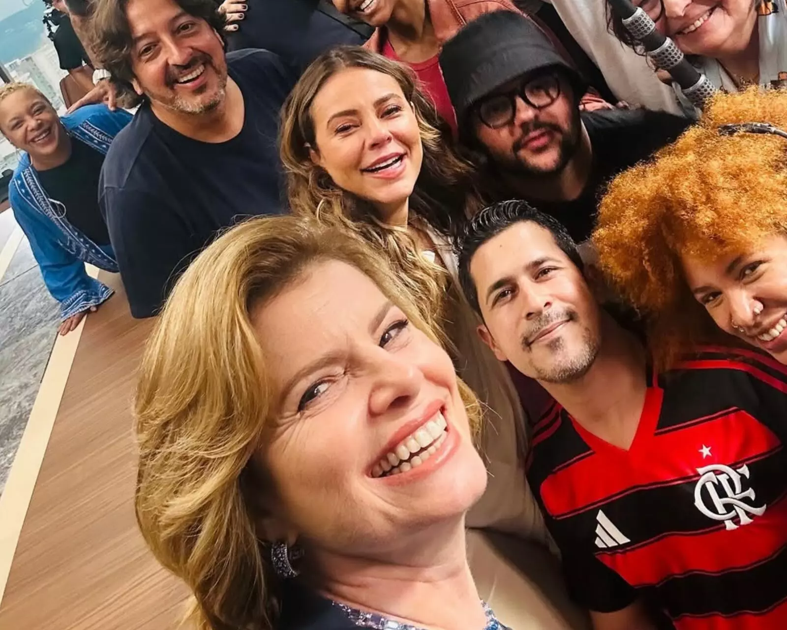 Debora Bloch com parte do elenco de Vale Tudo
