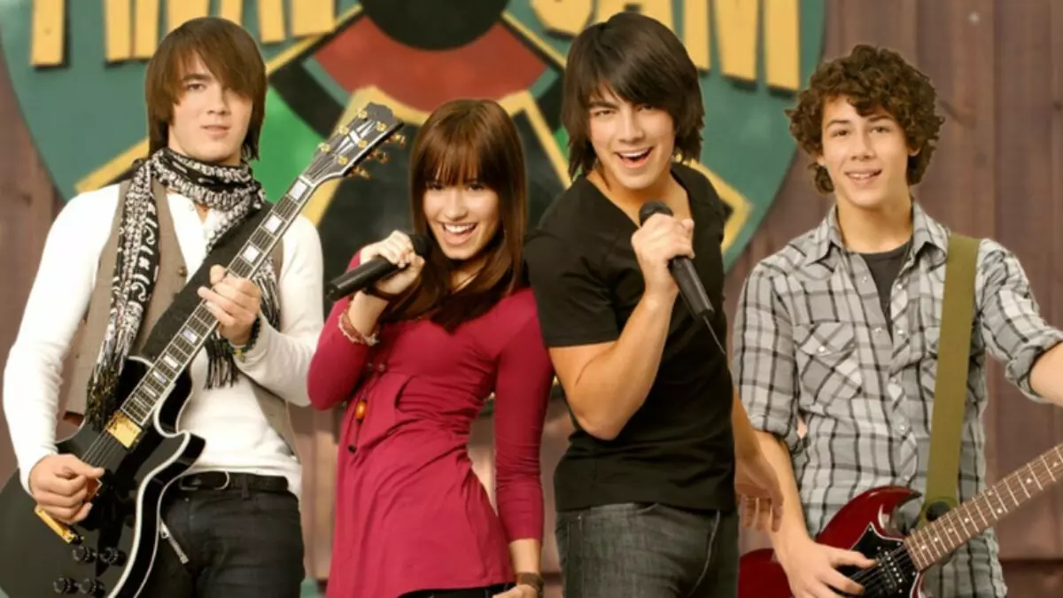 Jonas Brothers e Demi Lovato em Camp Rock