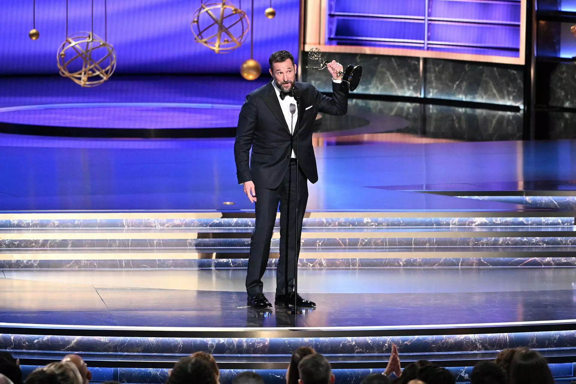 O ator Noah Wyle, vencedor do Emmy Awards 2025 pelo trabalho na série The Pitt