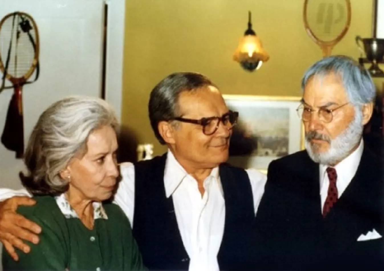 Miguel (Othon Bastos) entre seus pais, Melica (Cleyde Yaconis) e Antenor (Leonardo Villar), na segunda versão de Os Ossos do Barão