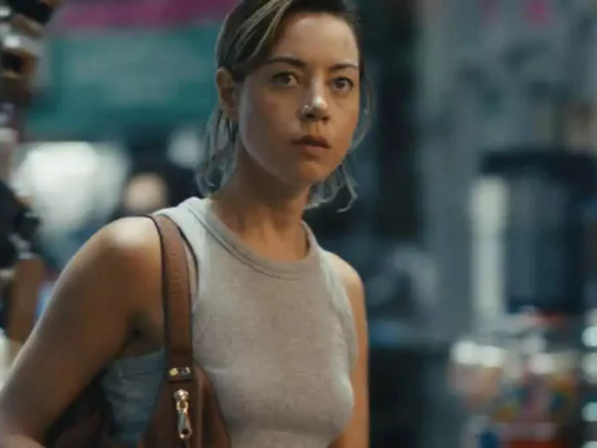 Dívidas e crime digital impulsionam o enredo de ‘Emily, A Criminosa’, sucesso no Prime Video