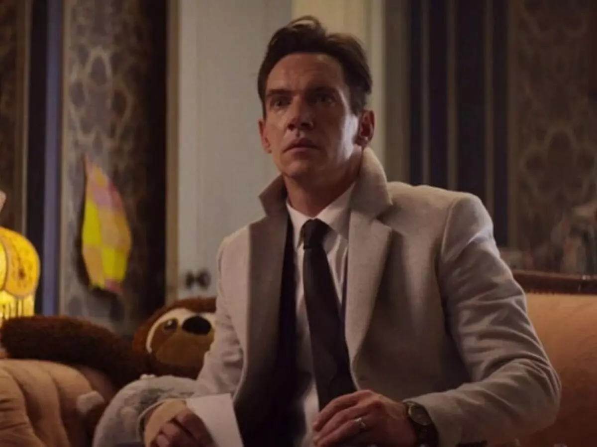 Empresário busca irmão desaparecido e enfrenta seitas urbanas em remake no Prime Video