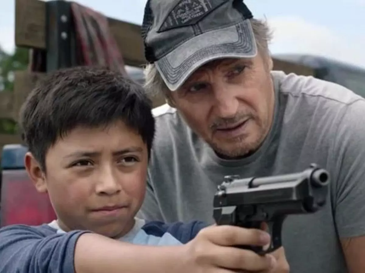 Liam Neeson assume papel de protetor improvável em drama de ação na fronteira