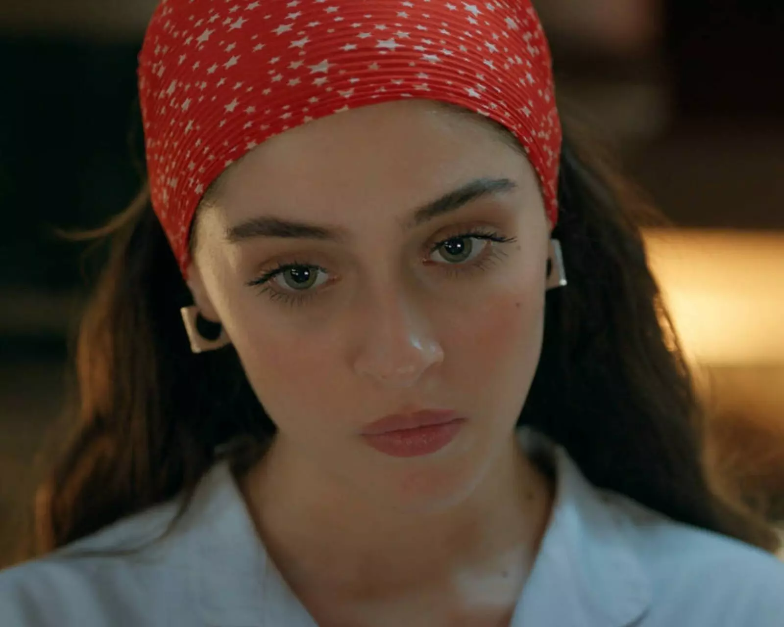 A atriz Cemre Baysel como a versão turca de Nina, de 'Avenida Brasil'