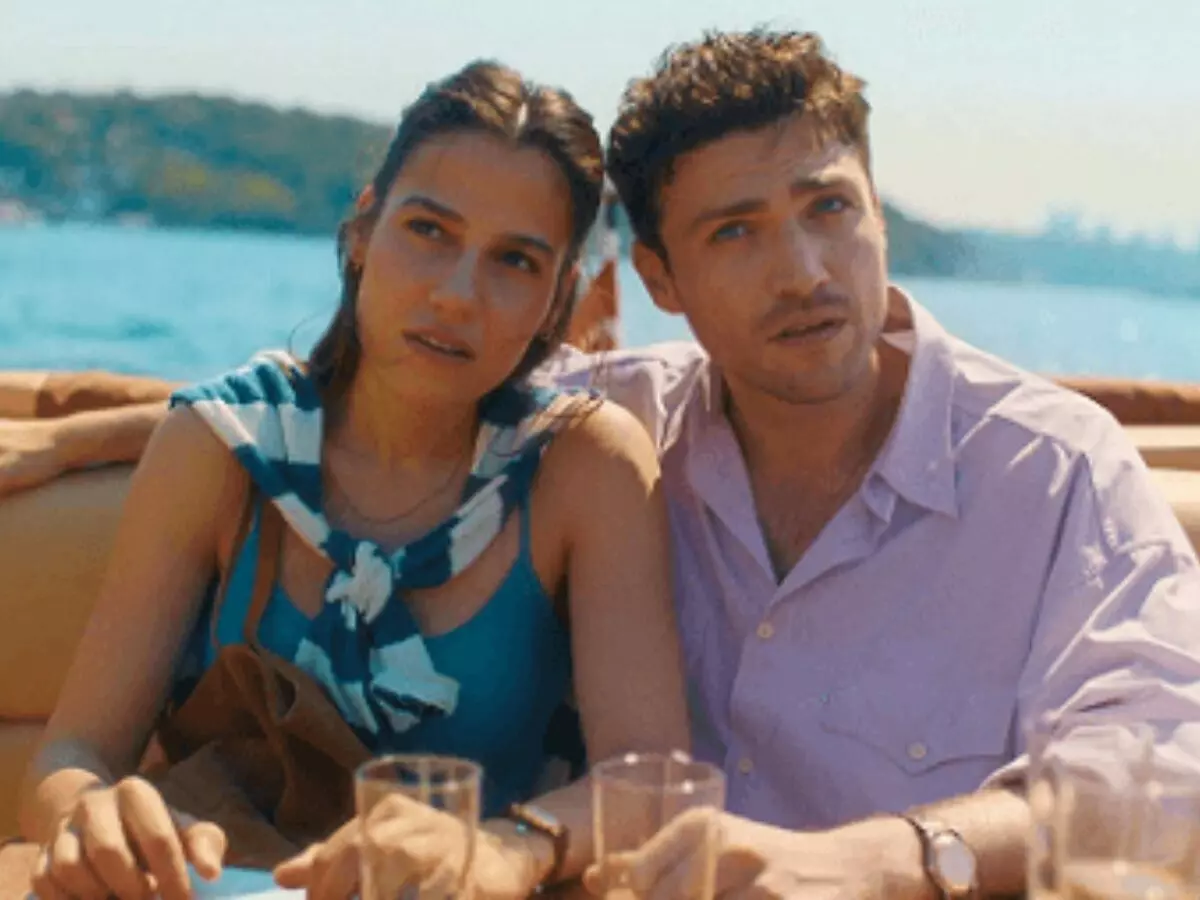 Romance da Netflix explora choque cultural e busca por identidade