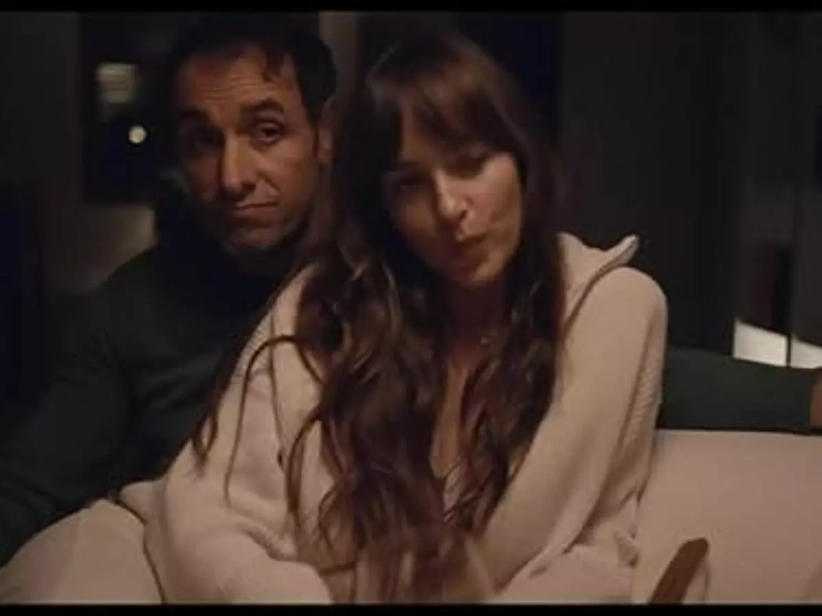 Amores à Parte no Prime Video aborda relações modernas e acordos afetivos