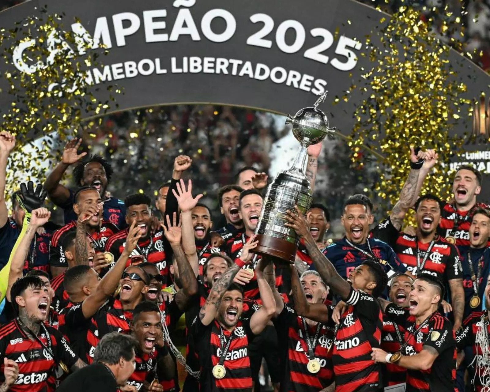 Flamengo levanta a taça de tetracampeão da Libertadores em 2025