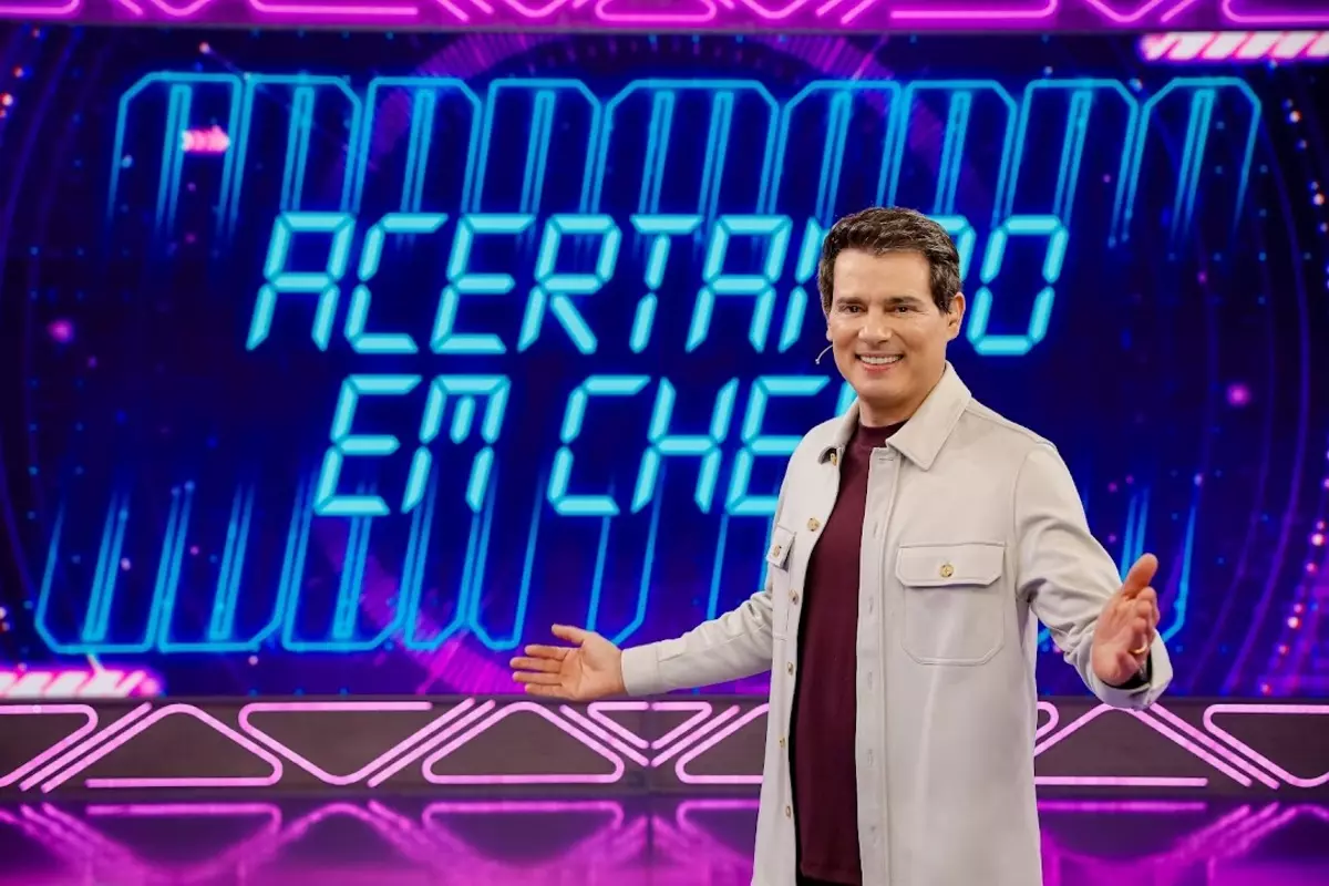 Celso Portiolli apresenta o Acertando em Cheio no Domingo Legal