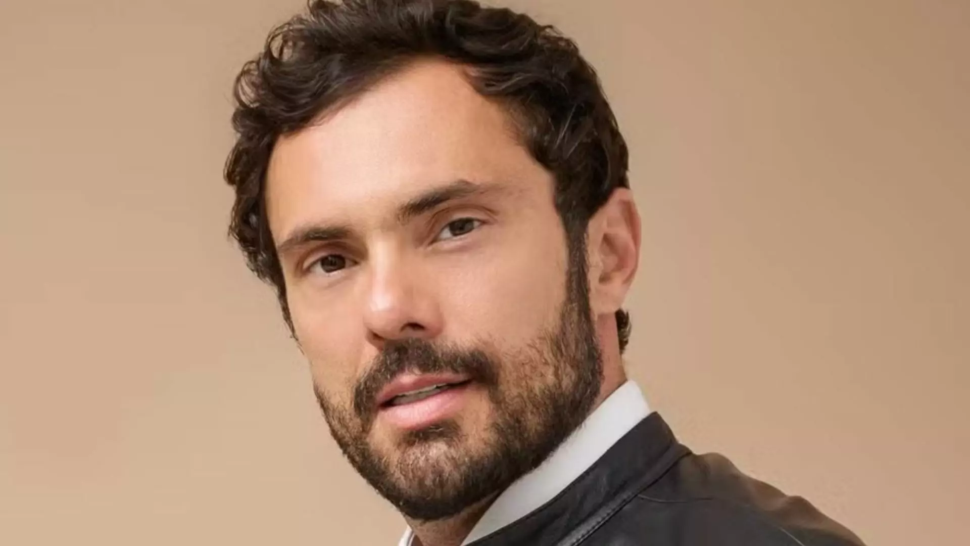 Angélico (Adriano Tolozza) vive paixão por Viviane (Gabriela Loran) em Três Graças