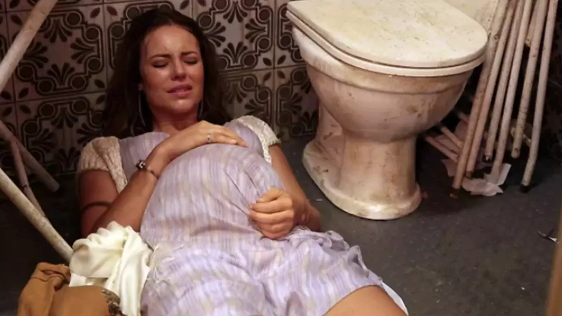 Em Amor à Vida, Paloma (Paolla Oliveira) tem sua filha no banheiro de um bar — Foto TV Globo