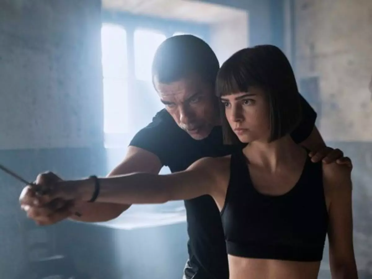 Filme de ação italiana na Netflix acompanha pai e filha em fuga após ataque da máfia