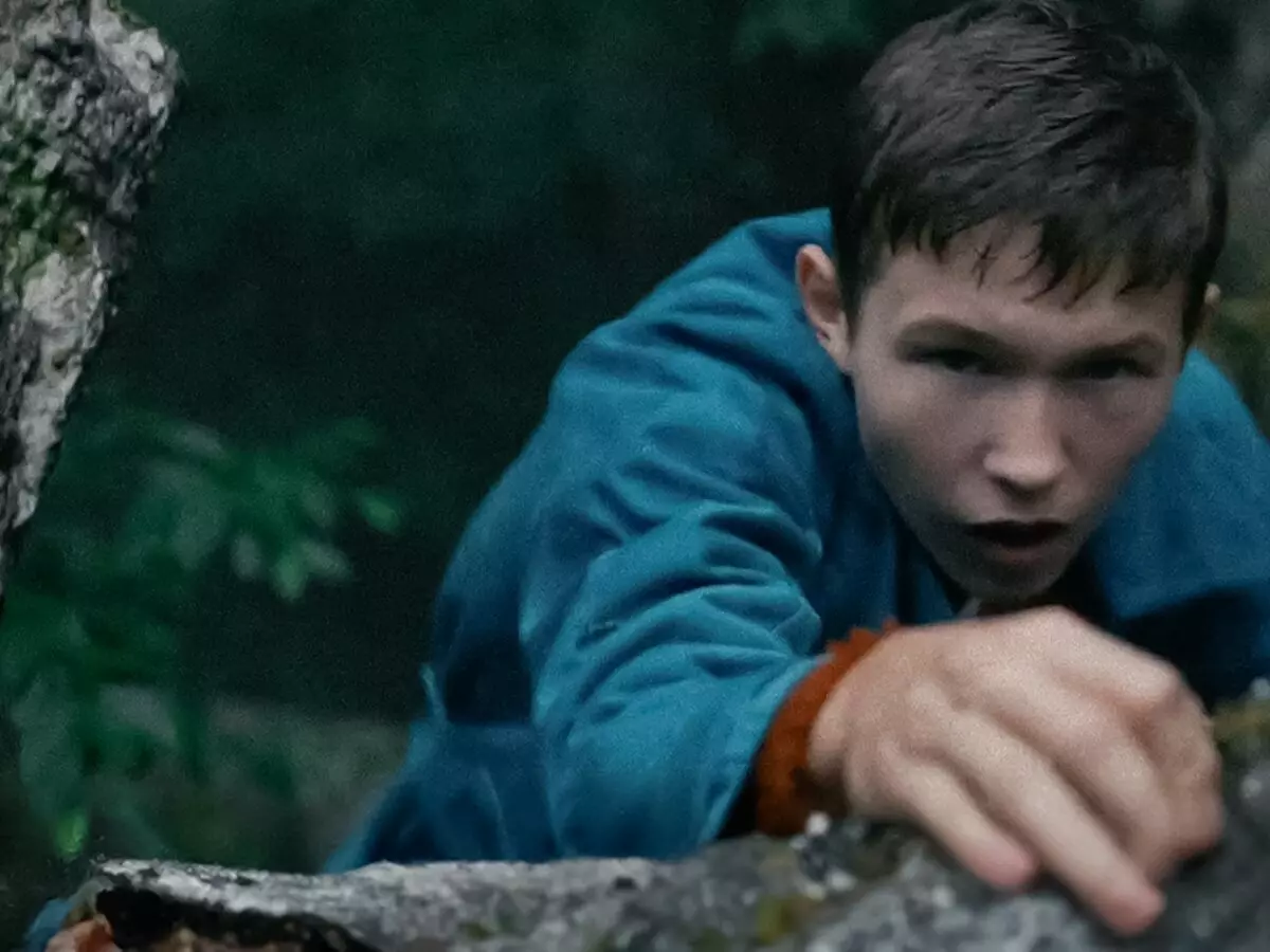 Perdido na Montanha: Drama de sobrevivência na Netflix acompanha garoto isolado na natureza