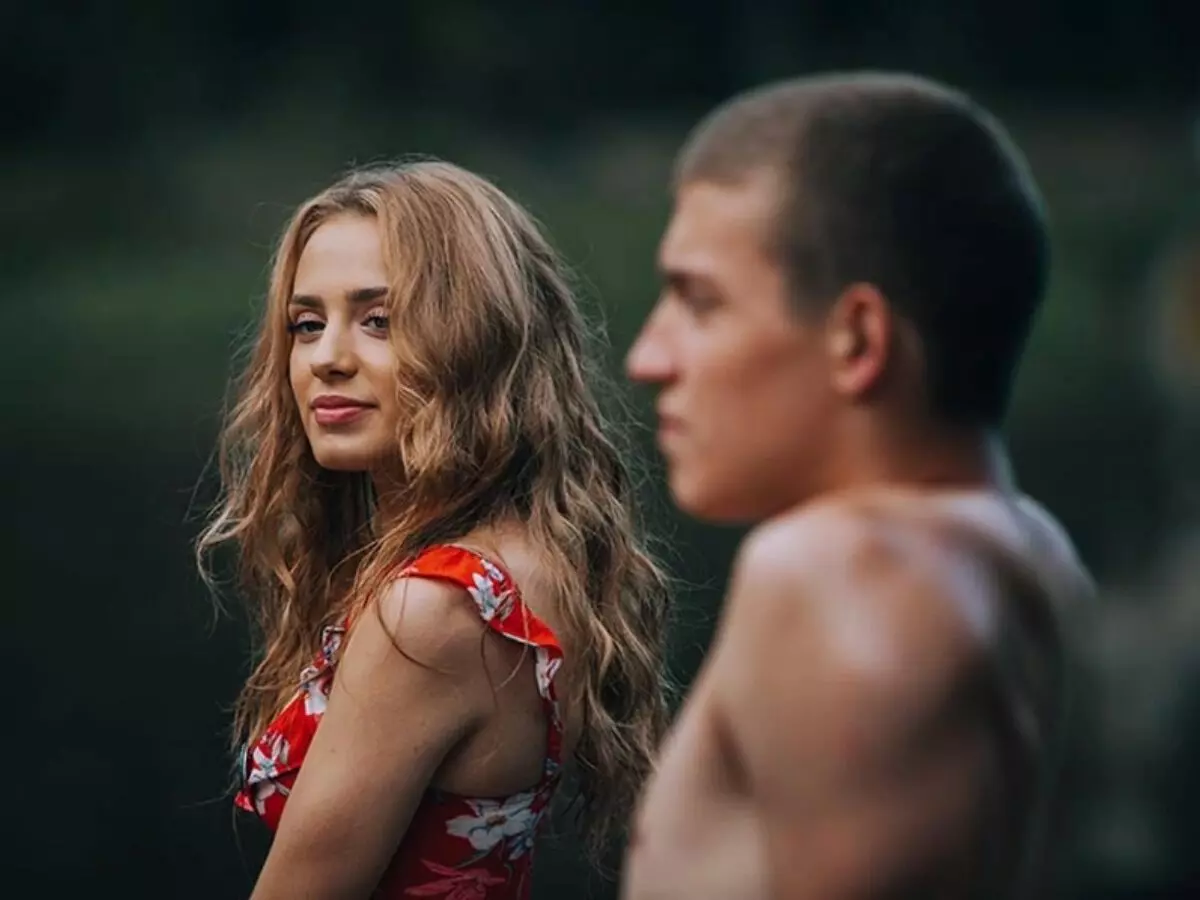 Sem Conexão na Netflix terror polonês acompanha jovens isolados em acampamento sem tecnologia